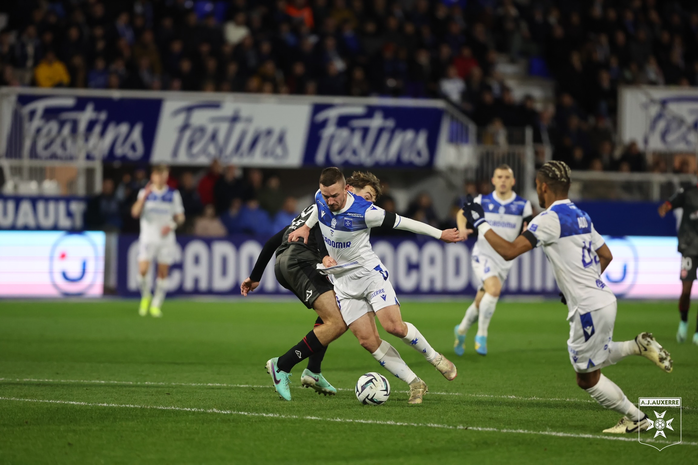 欧塞尔队主场作战，力争胜利保持领先优势