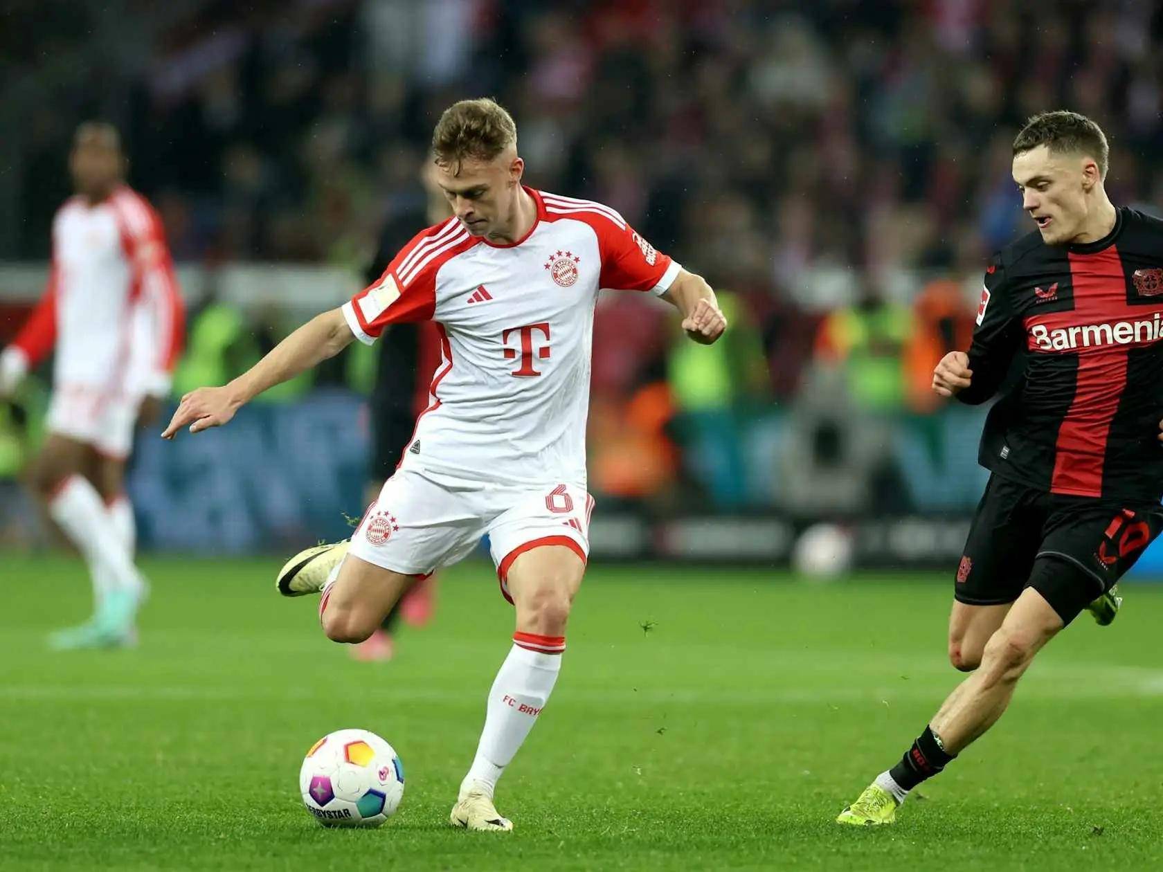 关于拜仁主场完胜门兴格拉德巴赫，三连胜领跑A组的信息