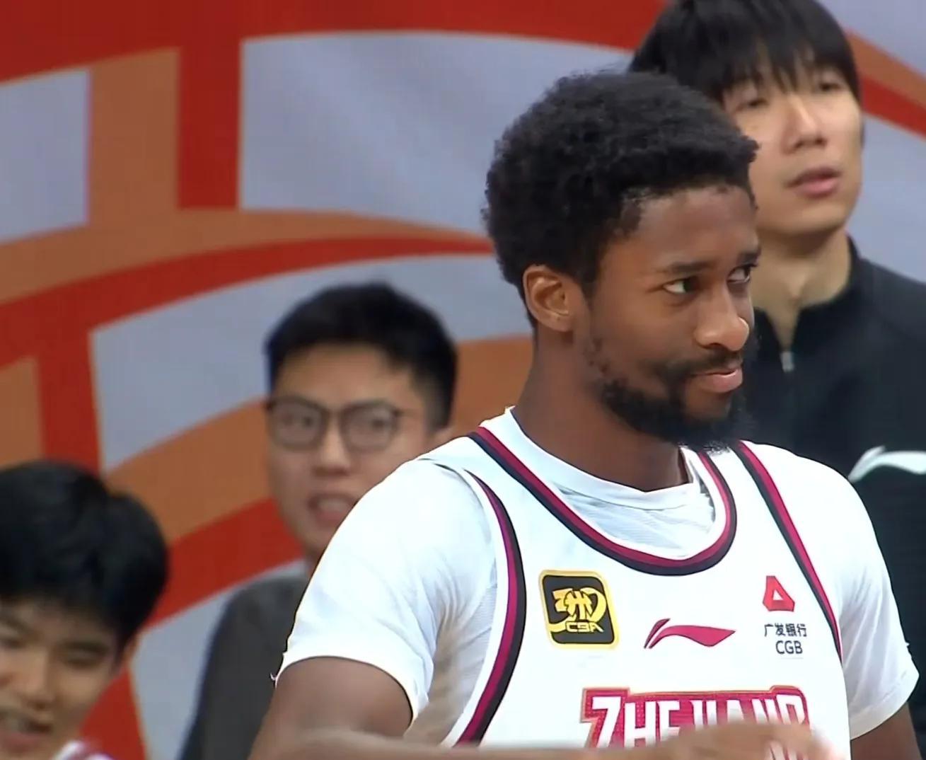 爱游戏官网-全神贯注！球队热血拼搏争夺胜利