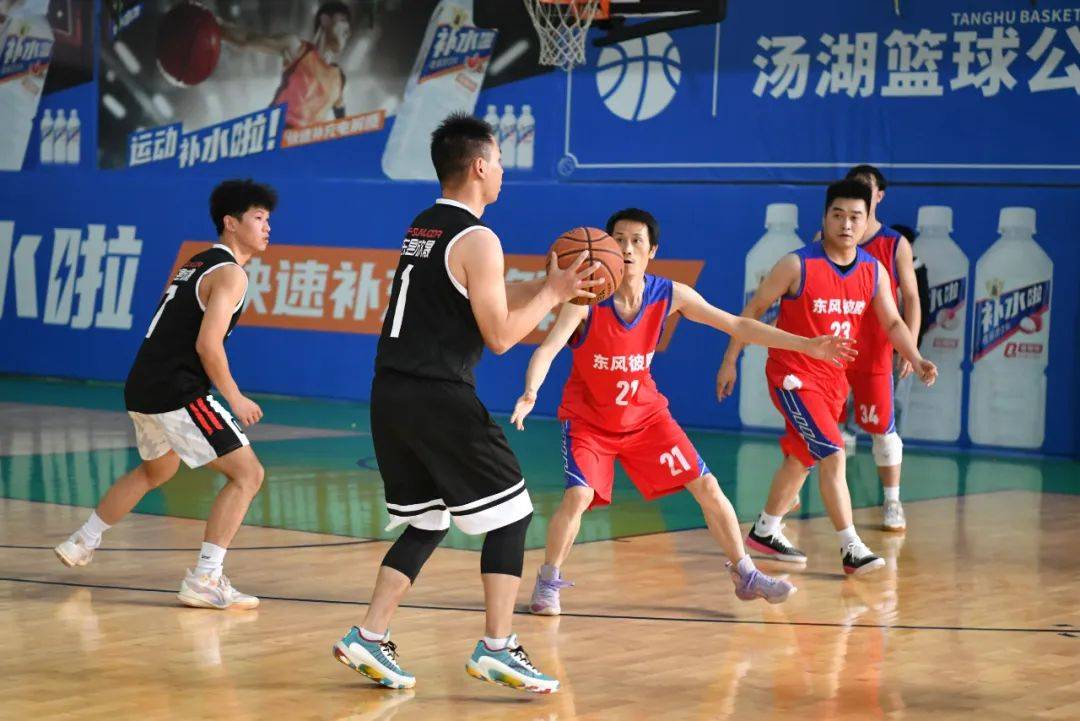 全神贯注!球队热血拼搏争夺胜利 全神贯注!球队热血拼搏争夺胜利