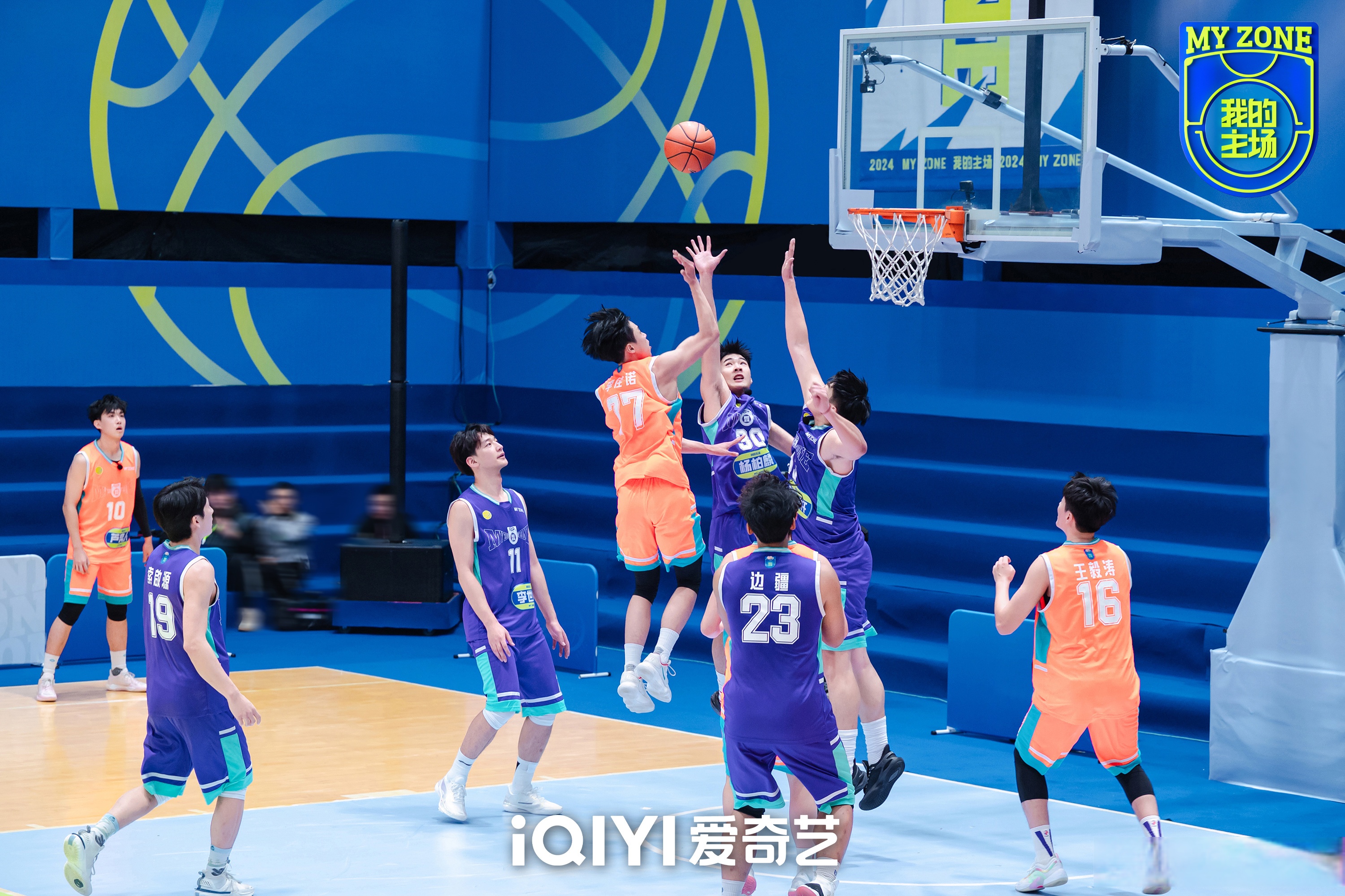 精彩的球场对决引来无数观众 精彩的球场对决引来无数观众