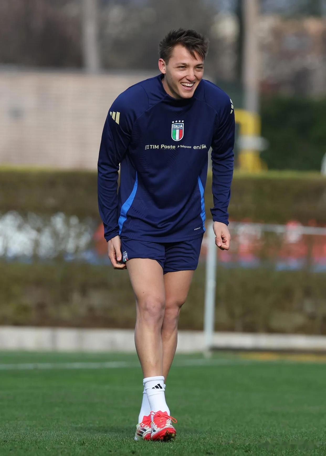 意大利队选手斗志昂扬，勇往直前