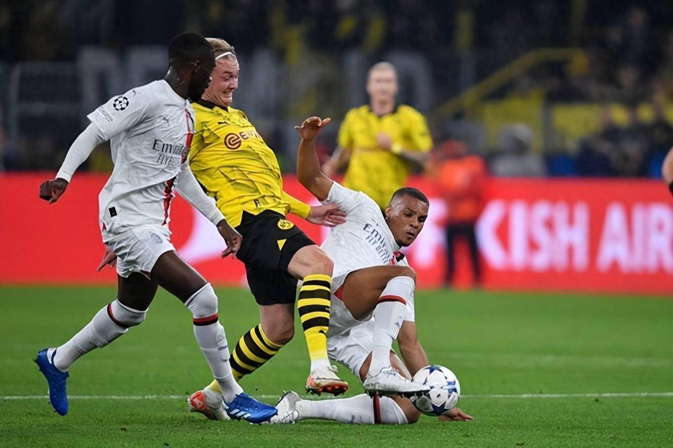 AC米兰对决热那亚,双方实力相当的简单介绍 AC米兰对决热那亚,双方实力相当的简单介绍