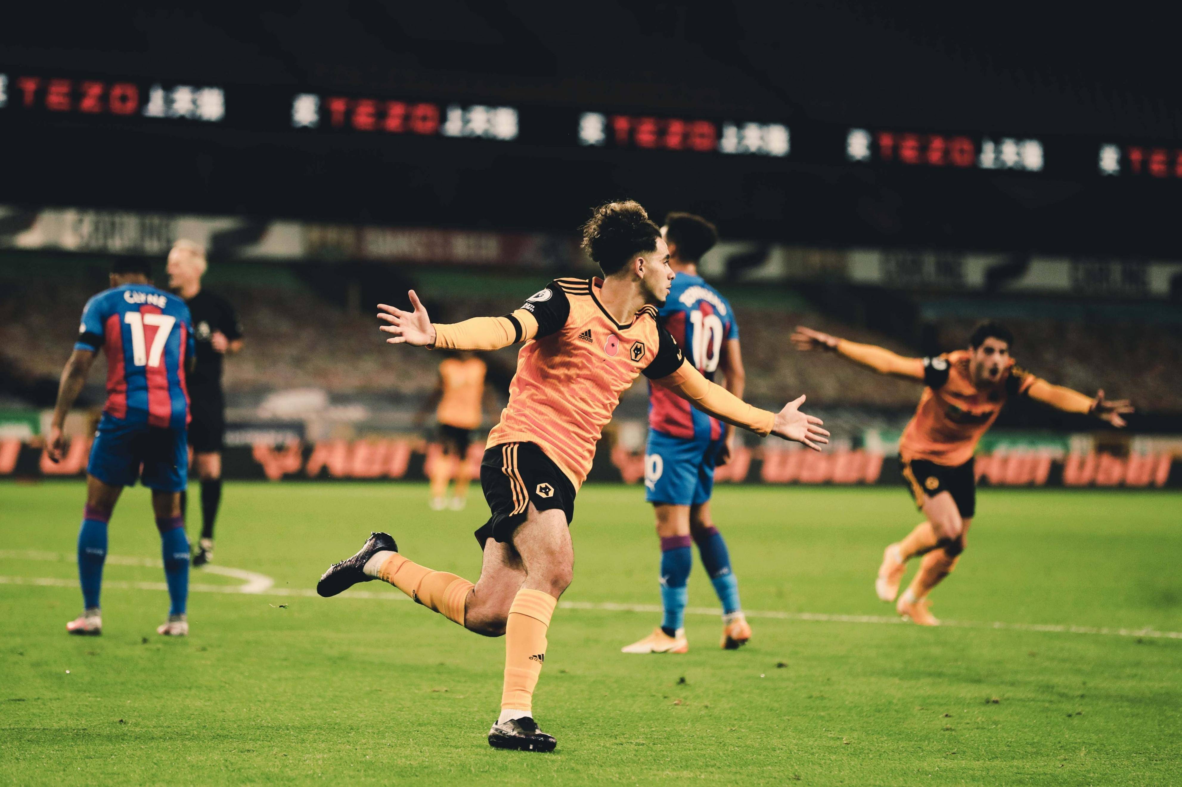 爱游戏登录-曼城在关键时刻反超对手，晋级淘汰赛