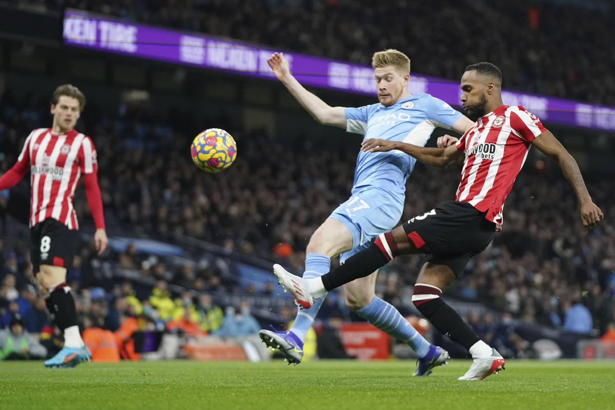 曼城在关键时刻反超对手,晋级淘汰赛 曼城在关键时刻反超对手,晋级淘汰赛