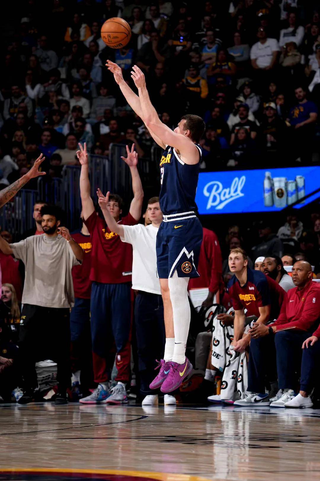 爱游戏官方登录入口-湖人再胜掘金开拓者压胜马刺争夺西部半决赛资格