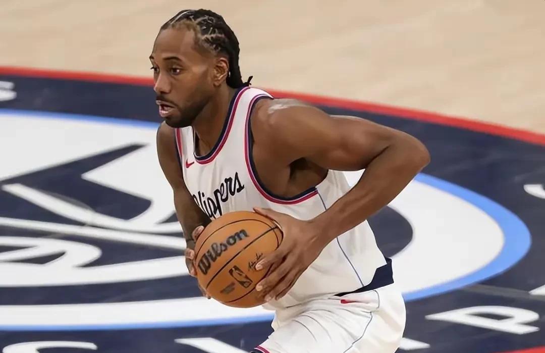 人主场赢球,西蒙斯表现抢眼 人主场赢球,西蒙斯表现抢眼