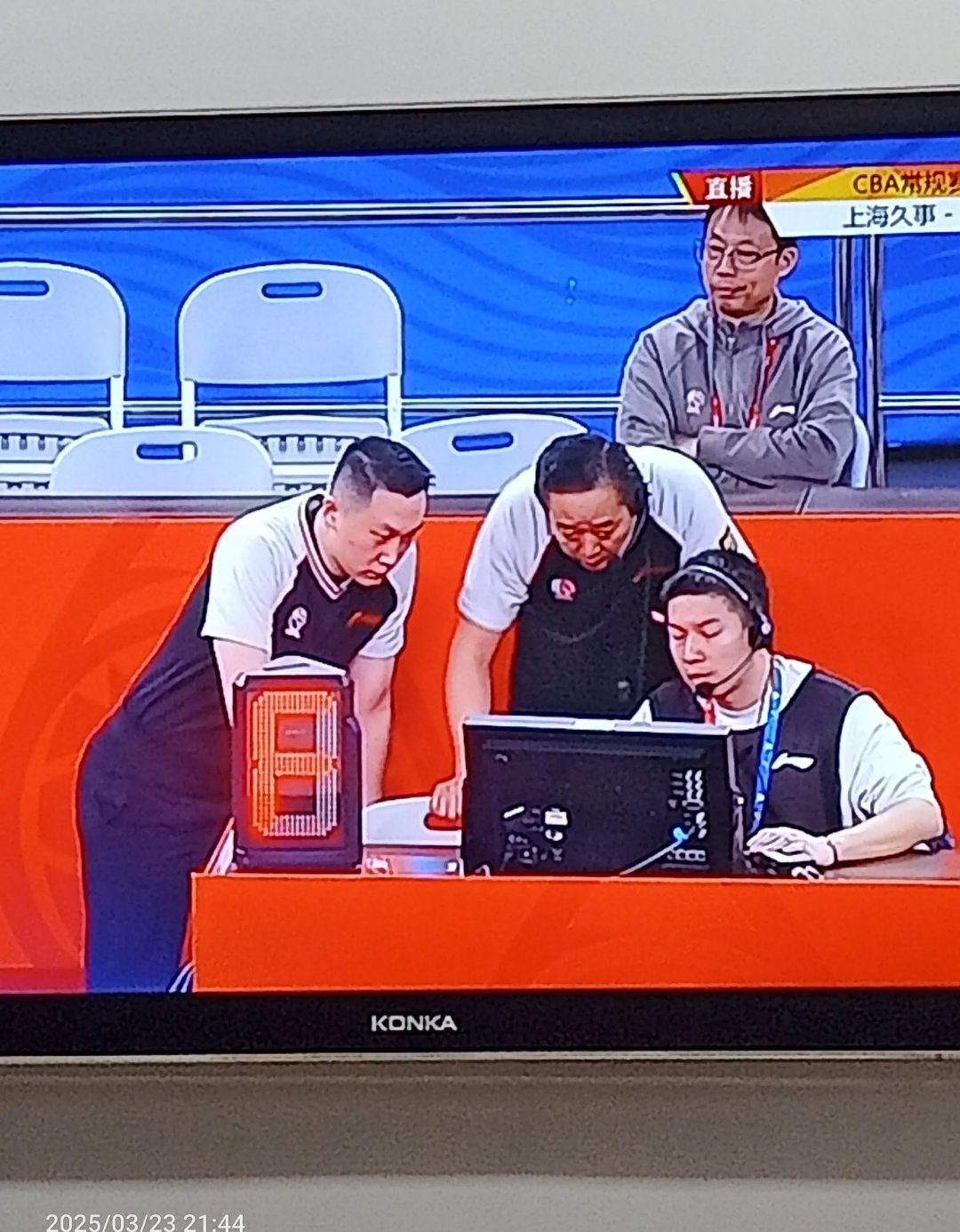 观众在社交平台上分享了球赛中面对面对决的短片的简单介绍 观众在社交平台上分享了球赛中面对面对决的短片的简单介绍