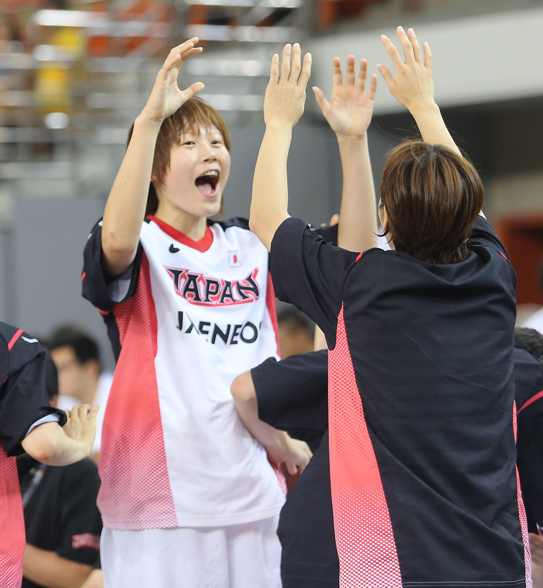 爱游戏网页版登录入口-运动员拼尽全力，跨国团队竞技激情四射