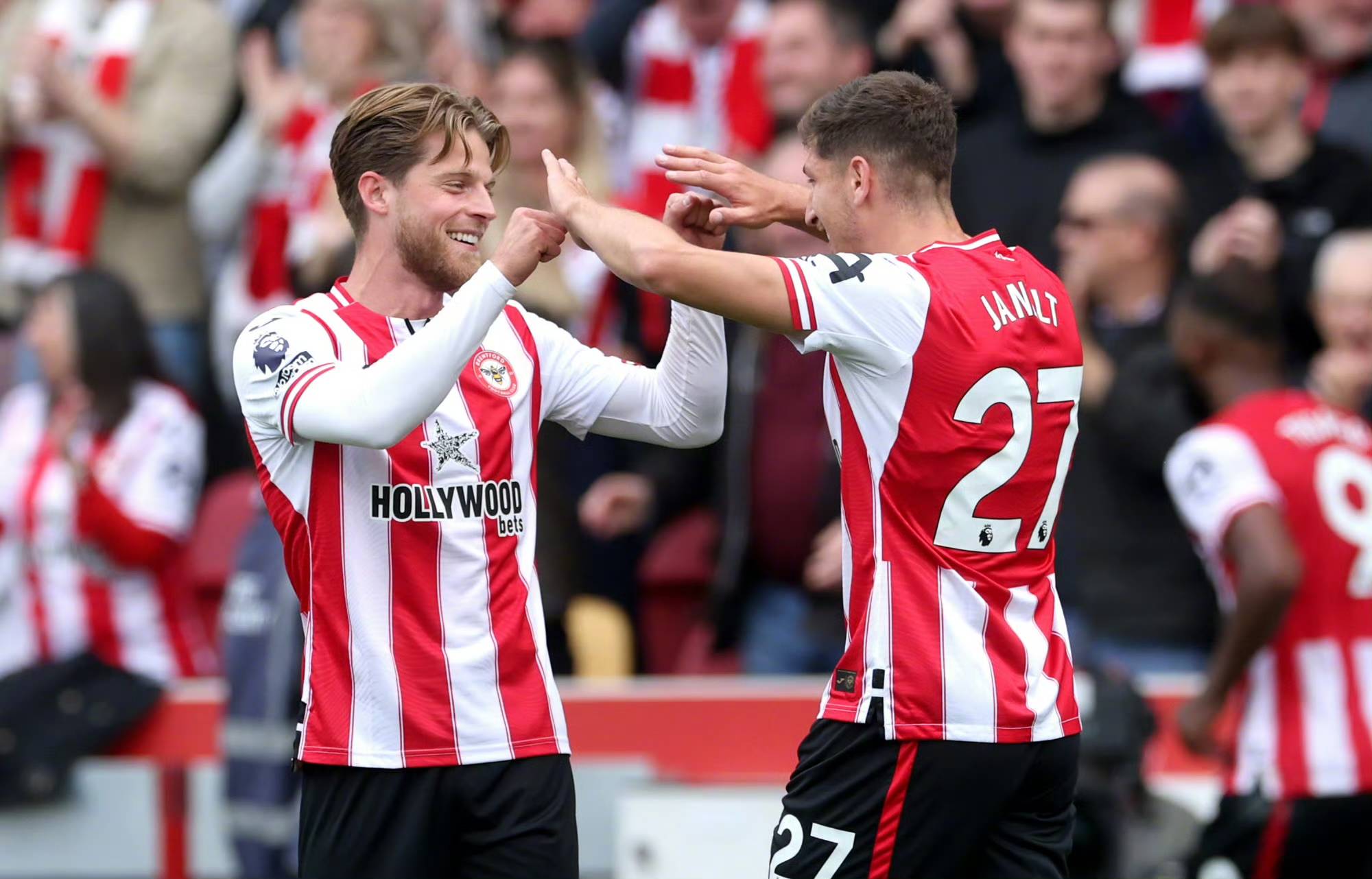 曼联客场惨遭逆转,英超榜首位置再次易主 曼联客场惨遭逆转,英超榜首位置再次易主